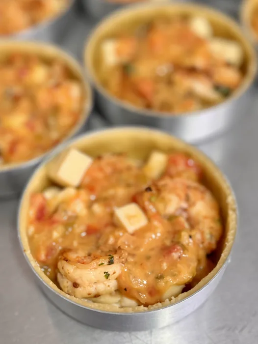 Quiche cremosa de camarão finalizada com queijo
