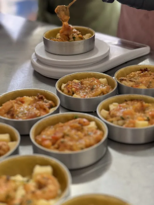 Montagem das quiches na cozinha da Chef Geicy