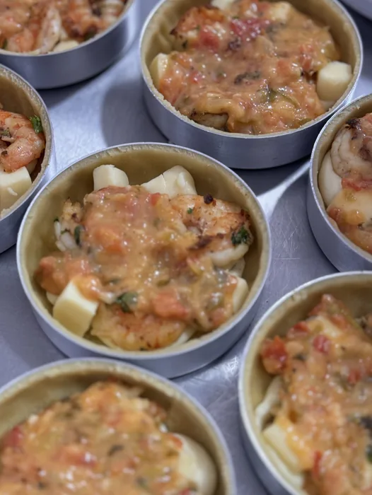 Quiches de camarão com queijo em porções individuais